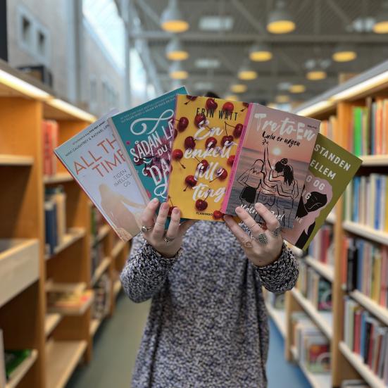 Line viser fem bøger der anbefales i artiklen