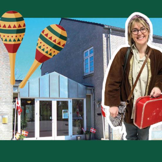 Anne Cathrine foran et billede af Nørager Bibliotek