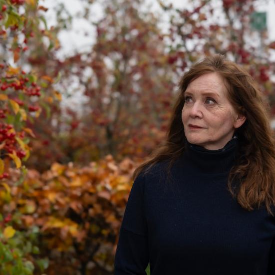 Portræt af Auður Ava Ólafsdóttir foran træer med efterårsblade