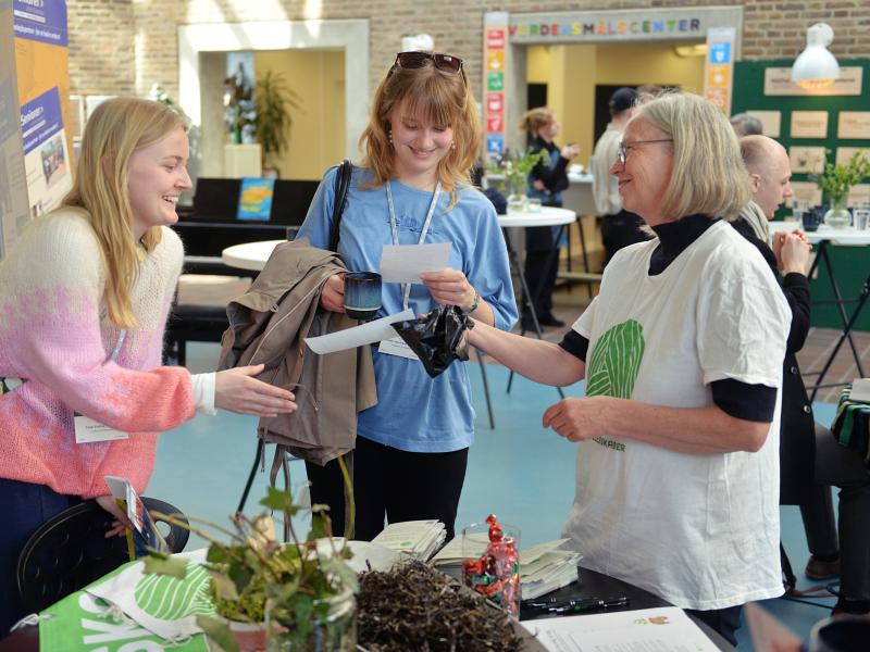 Tre personer taler sammen på hovedbiblioteket i Aalborg