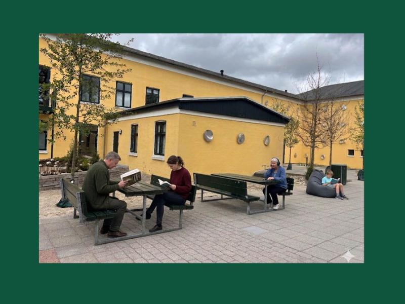 AI-manipuleret foto af folk der læser i Kulturgården (Gemini)
