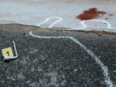 Gerningssted med kridtoptegnet omrids af person