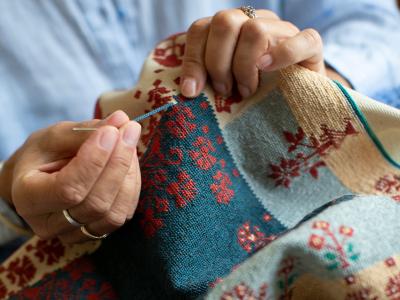 Billede af person som broderier  