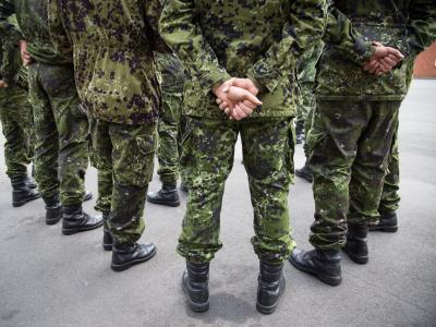 Billede af en gruppe soldaters ben der står i en rundkreds 