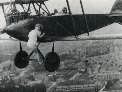 Billede af Emilie Sannom der udfører et flystunt, Materialet er fri af ophavsret