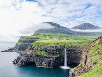 Foto af Færøerne og vandfald