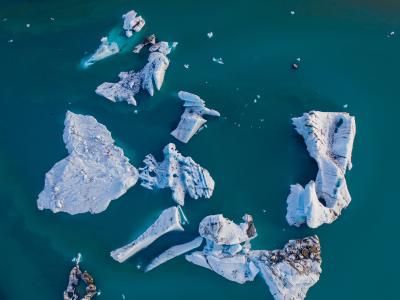 Billede af isbjerge flydende i havet