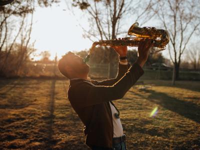 Mand der spiller på saxofon 