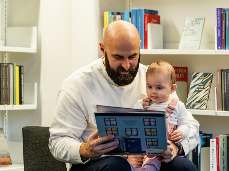 Far læser op for barn