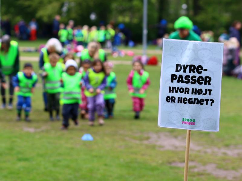 Foto af børn der leger Sprogfitness