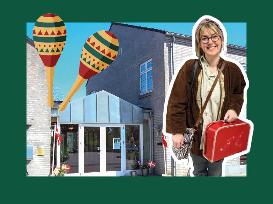 Anne Cathrine foran et billede af Nørager Bibliotek