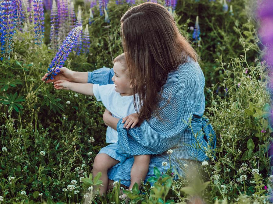 Mor og barn i blomstermark
